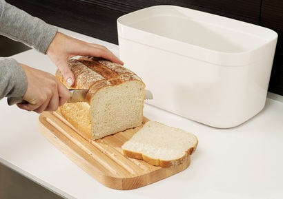 Хлебница пластиковая с разделочной доской из бамбука белая Bread Bin Joseph Joseph