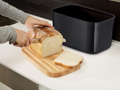 Хлебница пластиковая с разделочной доской из бамбука чёрная Bread Bin Joseph Joseph