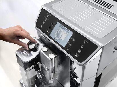 Кофемашина на 2 чашки с системой подачи молока LatteCrema, серая PrimaDonna Elite De'Longhi