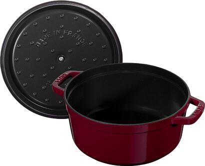 Кастрюля / жаровня 24 см с крышкой бордовая Staub