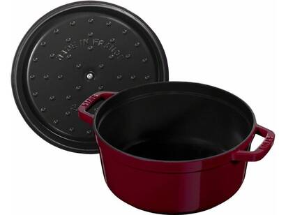 Кастрюля / жаровня 20 см с крышкой бордовая Staub